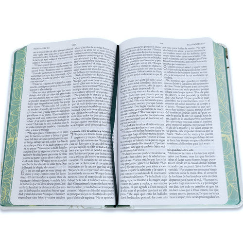 Biblia RVR 1960 Letra Grande, Tapa Dura con Flores Blancas / Spanish Bible RVR 1960 Tamaño Práctico